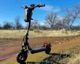 Trottinette électrique GT1 noire avec sacoche, prête pour l'aventure. L'application trottinette électrique vous guide.