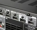 Arrière d'un amplificateur Denon avec ports HDMI OUT 8K/HDCP2.3, 4K, ARC et eARC. Ces prises servent à la transmission vidéo et audio haute résolution.