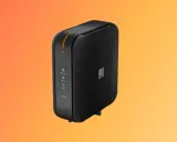 La Livebox 7 d'Orange, un routeur noir élégant avec des indicateurs lumineux, prêt à connecter votre maison.