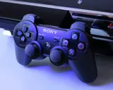 Manette PS3 et console, évoquant la possibilité d'un émulateur PS3 pour Android.