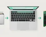 Comparaison de la taille SSD : un disque SATA 2,5 pouces à gauche, un SSD M.2 NVMe à droite, avec un ordinateur portable au centre.