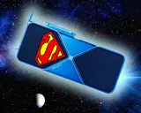 Carte graphique RTX 5080 Super, ornée du symbole de Superman, naviguant dans l'immensité de l'espace étoilé.
