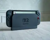 Console Nintendo Switch Lite 2 dans son socle de chargement.