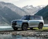 Le byd yangwang u8, un SUV imposant, se tient au bord d'un lac, avec des montagnes enneigées en arrière-plan.