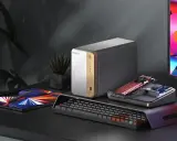 Un bureau moderne avec un NAS QNAP, une tablette, un clavier et un écran coloré. Idéal pour choisir son NAS et organiser ses données.