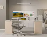 Bureau moderne avec un **écran ergonomique** double, une chaise confortable et une plante verte.