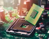 Un processeur de PC portable est prêt à être installé. Le classement des processeurs est essentiel pour choisir le meilleur pour votre machine.