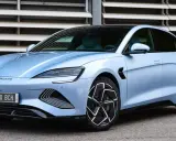 Voiture électrique bleue BYD, prête pour l'aventure avec une grande autonomie. Design futuriste et jantes sportives.