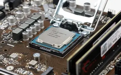 Carte mère avec processeur Intel Core i5, un des meilleurs processeurs PC portable pour la performance. RAM installée.