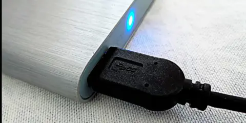 Disque dur externe neuf connecté par USB, voyant bleu allumé. Faut il formater un disque dur externe neuf avant utilisation ?