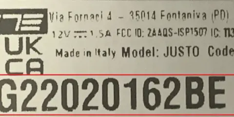 Étiquette avec le numéro de série JUG22020162BE, modèle JUSTO, fabriqué en Italie. Ce numéro est essentiel pour l'identification de votre trottinette Dualtron.
