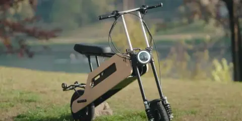 Trottinette électrique au design unique, prête à être pliée pour faciliter le transport.