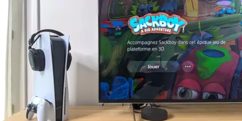Une PS5 avec casque et manette, prête pour le jeu "Sackboy: A Big Adventure". La résolution PS5 promet une expérience visuelle immersive.