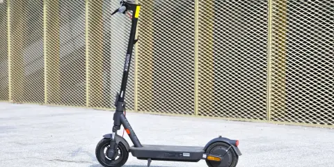Trottinette électrique Xiaomi M365, idéale pour la ville. Découvrez sa fiche technique complète pour connaître ses performances.
