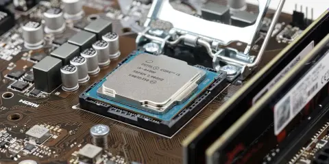 Carte mère avec processeur Intel Core i5, un des meilleurs processeurs PC portable pour la performance. RAM installée.
