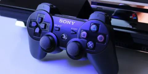 Manette PS3 et console, évoquant la possibilité d'un émulateur PS3 pour Android.