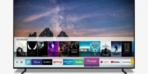 Écran de smart TV affichant des films récents et des applications de streaming. Un avis sur cette smart TV serait pertinent.