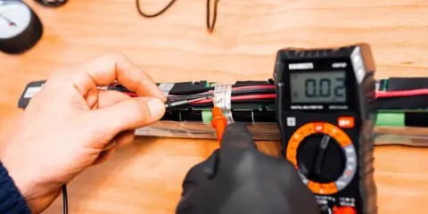 Test d'une batterie de vélo électrique. Peut-on mettre une batterie plus puissante ? Mesure avec un multimètre.