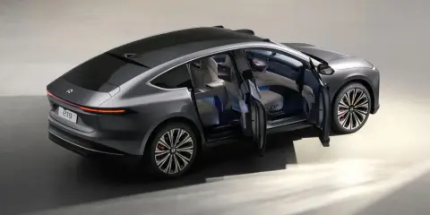 Nio et9 gris, portes ouvertes, intérieur luxueux avec écrans.