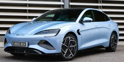 Voiture électrique bleue BYD, prête pour l'aventure avec une grande autonomie. Design futuriste et jantes sportives.