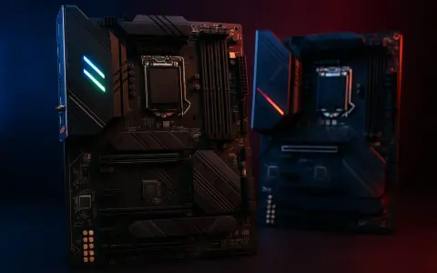 Deux cartes mères modernes, éclairées par des LED bleues et rouges. Un guide pour comment choisir sa carte mère.