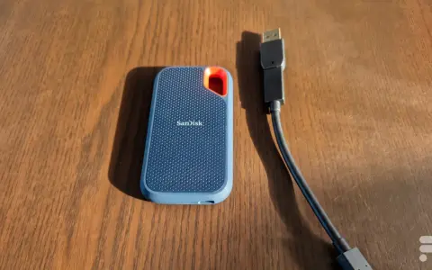 Disque dur externe SanDisk, un SSD portable bleu avec un câble USB.