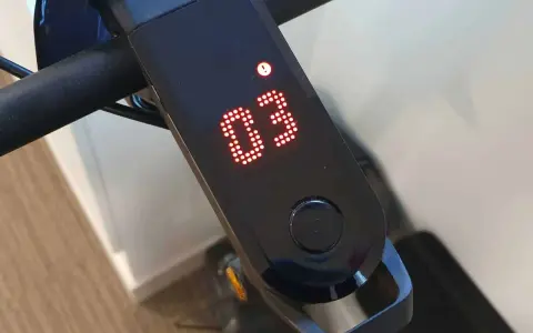 Affichage sur la trottinette électrique : un point d'exclamation et le chiffre 03. Cela indique une erreur 3.