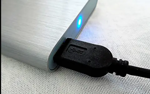 Disque dur externe neuf connecté par USB, voyant bleu allumé. Faut il formater un disque dur externe neuf avant utilisation ?