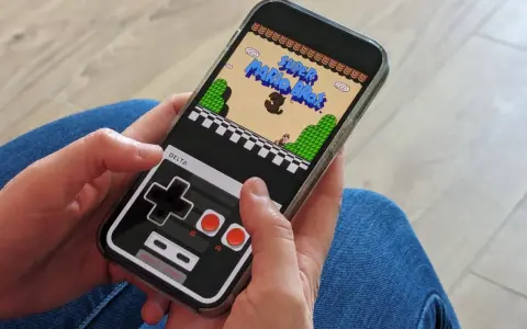 Jouer à Super Mario Bros sur iPhone avec l'émulateur Delta. La manette virtuelle rappelle les consoles d'antan.