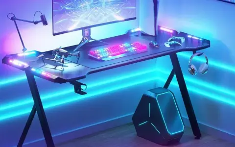Bureau gamer avec éclairage LED, écran, clavier, manettes, casque et console. Parfait pour monter un PC gamer et plonger dans l'action.