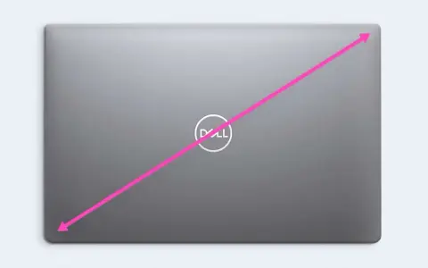 Flèche rose sur un ordinateur portable Dell, montrant la diagonale pour savoir comment connaitre la taille de son écran pc.