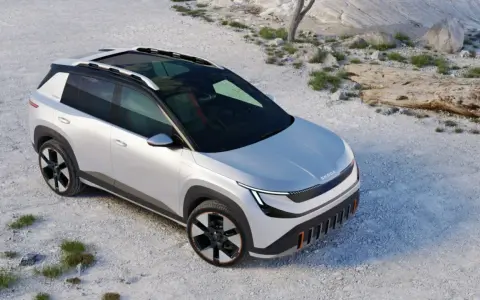Le concept Skoda Epiq, un SUV électrique blanc, se gare sur un terrain rocailleux.
