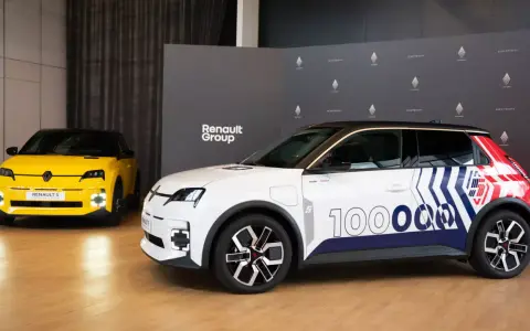 Deux Renault 5 électriques, une jaune et une blanche décorée pour un essai, présentées devant le logo Renault Group.