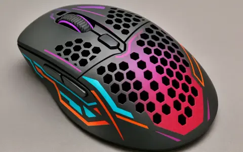 Souris gamer noire avec motifs hexagonaux et dégradé rose/violet. Idéale pour savoir comment choisir sa souris gamer.