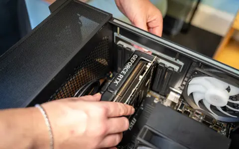 Maintenant, je vais monter mon PC. Installation de la carte graphique GeForce RTX dans le boîtier.