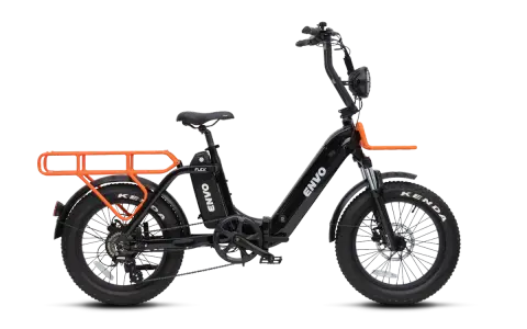Vélo électrique noir avec porte-bagages orange. Ce vélo tout-terrain, idéal pour les aventures, est disponible en version 500W ou 1000W.