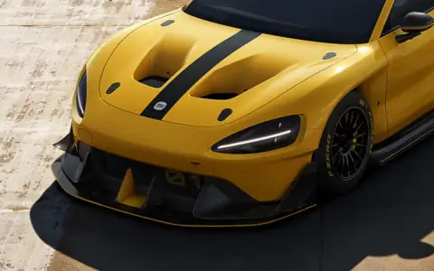 Voiture de course jaune vif, style su7 ultra, avec bandes noires et ailerons agressifs.