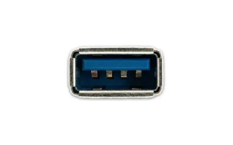 Port USB 3.0 avec son intérieur bleu distinctif, un indice visuel du code couleur USB pour une connexion rapide.