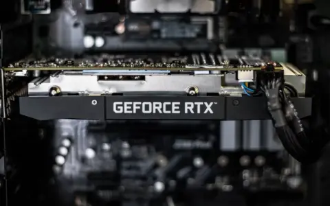 Carte graphique GeForce RTX installée dans un ordinateur.