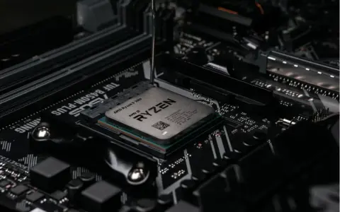 Un processeur AMD Ryzen 5 3600 est installé sur une carte mère ASUS. Attention, il y a trop de pâte thermique appliquée.