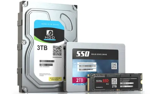Un disque dur externe HDD 3TB, un SSD 2TB et un SSD NVMe M.2 2TB côte à côte.