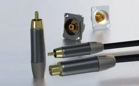 Connectique RCA de haute qualité, avec des câbles et des connecteurs plaqués or pour une connexion audio/vidéo optimale.