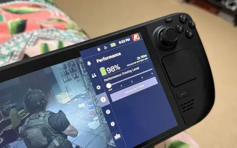 Une partie d'un Steam Deck 2 affiche un jeu et le menu performance avec 98% de batterie.