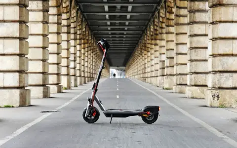 Trottinette électrique Segway sous un pont, prête pour une longue autonomie.