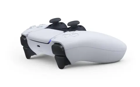 Manette PS5 blanche sur fond blanc, prête pour le jeu sur PC.