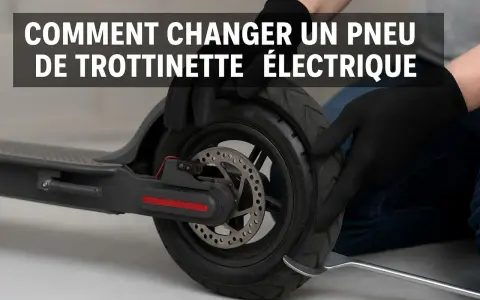 Mains gantées effectuant la réparation pneu trottinette électrique, démontant le pneu usé avec un levier.