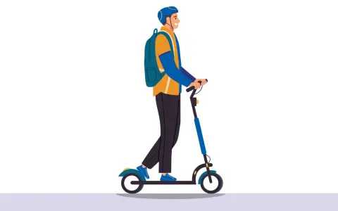 Un homme souriant avec un sac à dos roule sur une trottinette électrique en ville, portant un casque.