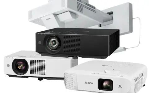 Plusieurs vidéoprojecteurs, dont un noir Panasonic et deux blancs Epson, sont présentés. Le choix dépend de combien de lumens pour un vidéoprojecteur est nécessaire.