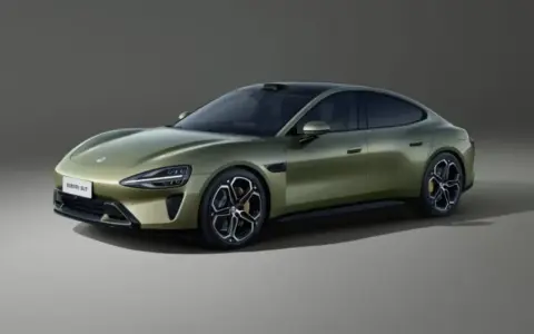 La nouvelle Xiaomi voiture, un SUV vert olive aux lignes futuristes, dévoile son design élégant et ses jantes sportives.