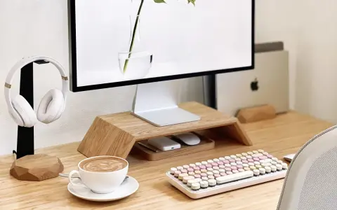 Un café latte, un clavier pastel et un casque blanc composent ce setup bureau idéal pour travailler avec style.